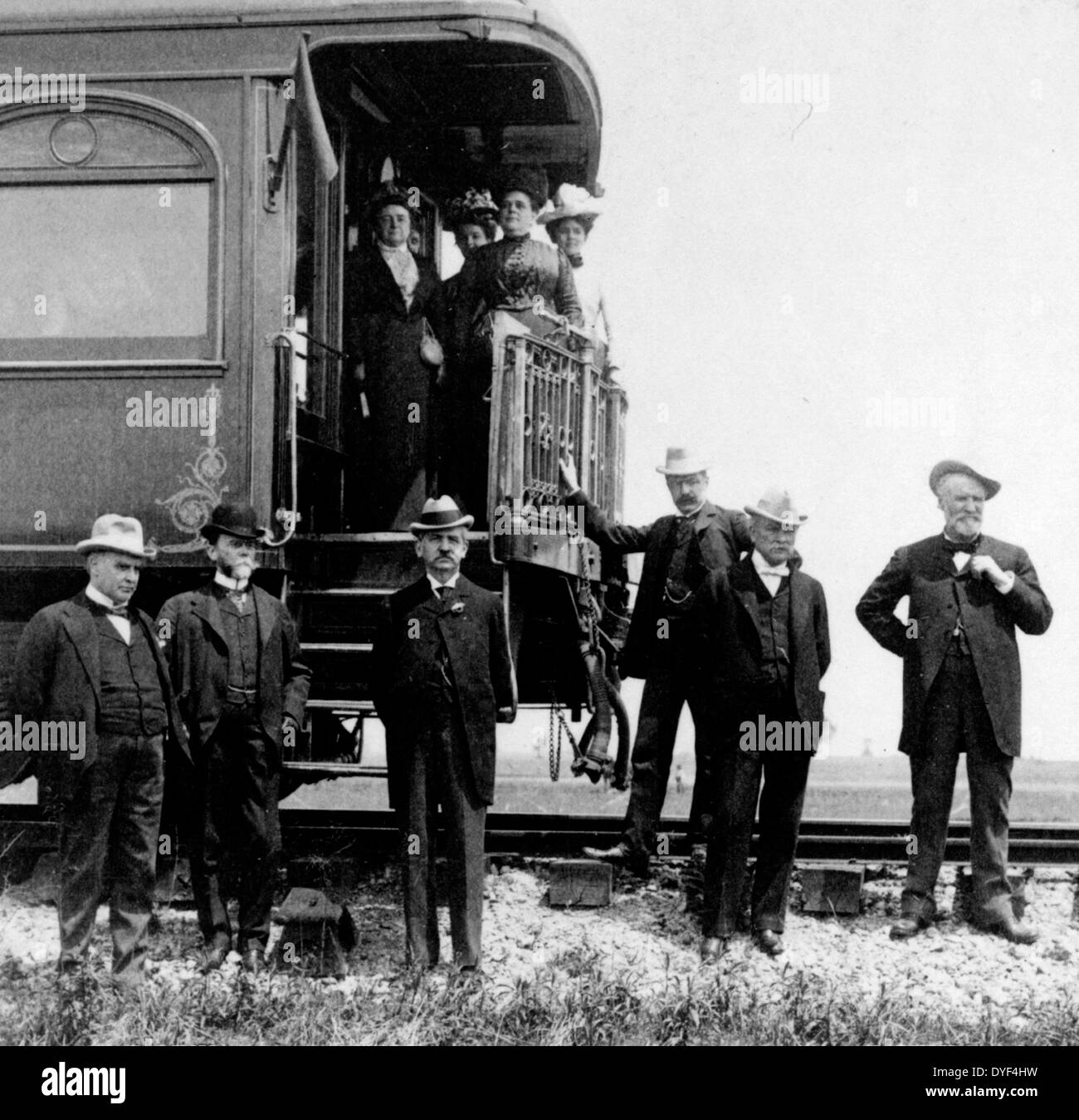 Die Partei des Präsidenten und der Bahn 1901. Präsident William McKinley mit anderen an der Rückseite des Zuges. Stockfoto