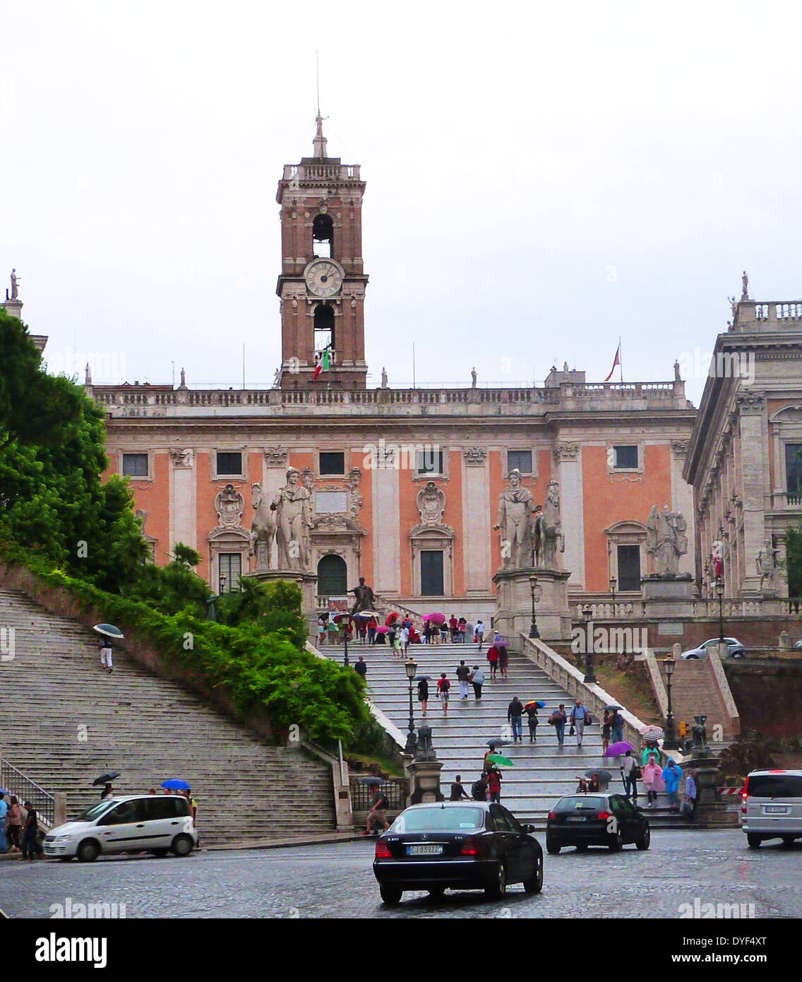 Die spanische Treppe. Eine Reihe von Schritten in Rom zwischen Piazza di Spagna und der Piazza Trinità dei Monti entfernt. Es ist der breiteste Treppe in Europa. In einem barocken Stil erbaut. Rom. Italien 2013 Stockfoto