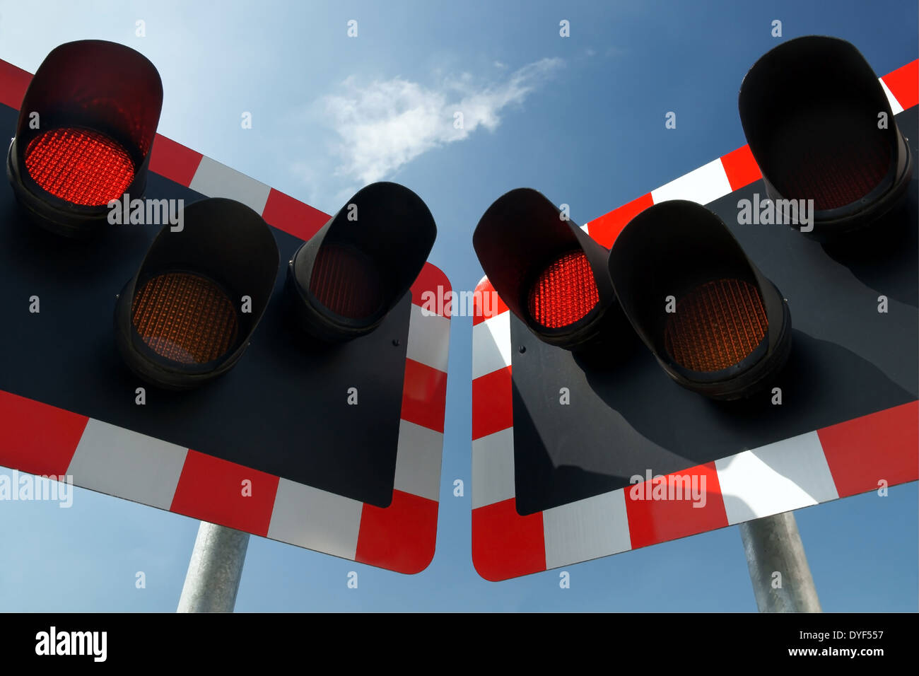 Blinkende rote Warnleuchten an einem Bahnübergang im VEREINIGTES KÖNIGREICH Stockfoto