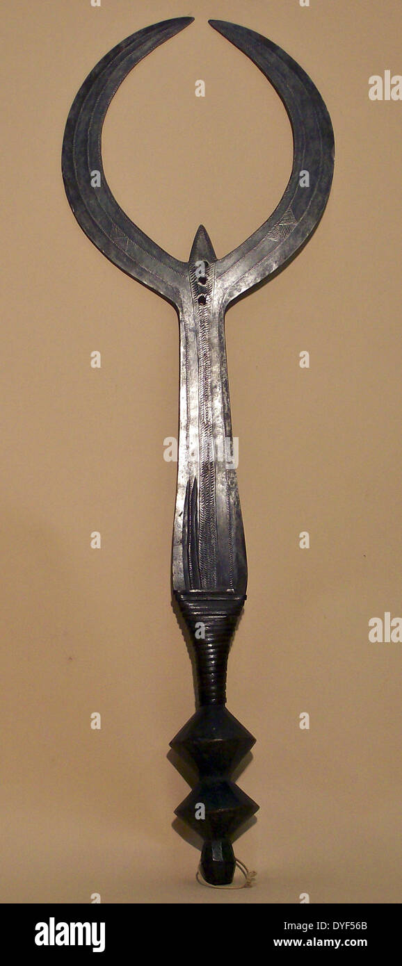 Kongolesischen Waffe, ein Twin-flügelige Ngala Schwert für die Enthauptung in zeremoniellen Hinrichtungen verwendet. Aus der Demokratischen Republik Kongo. Stockfoto