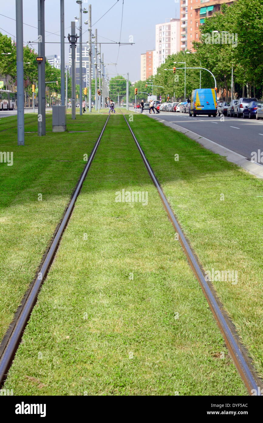 Straßenbahnschienen entlang der Straße. Stockfoto