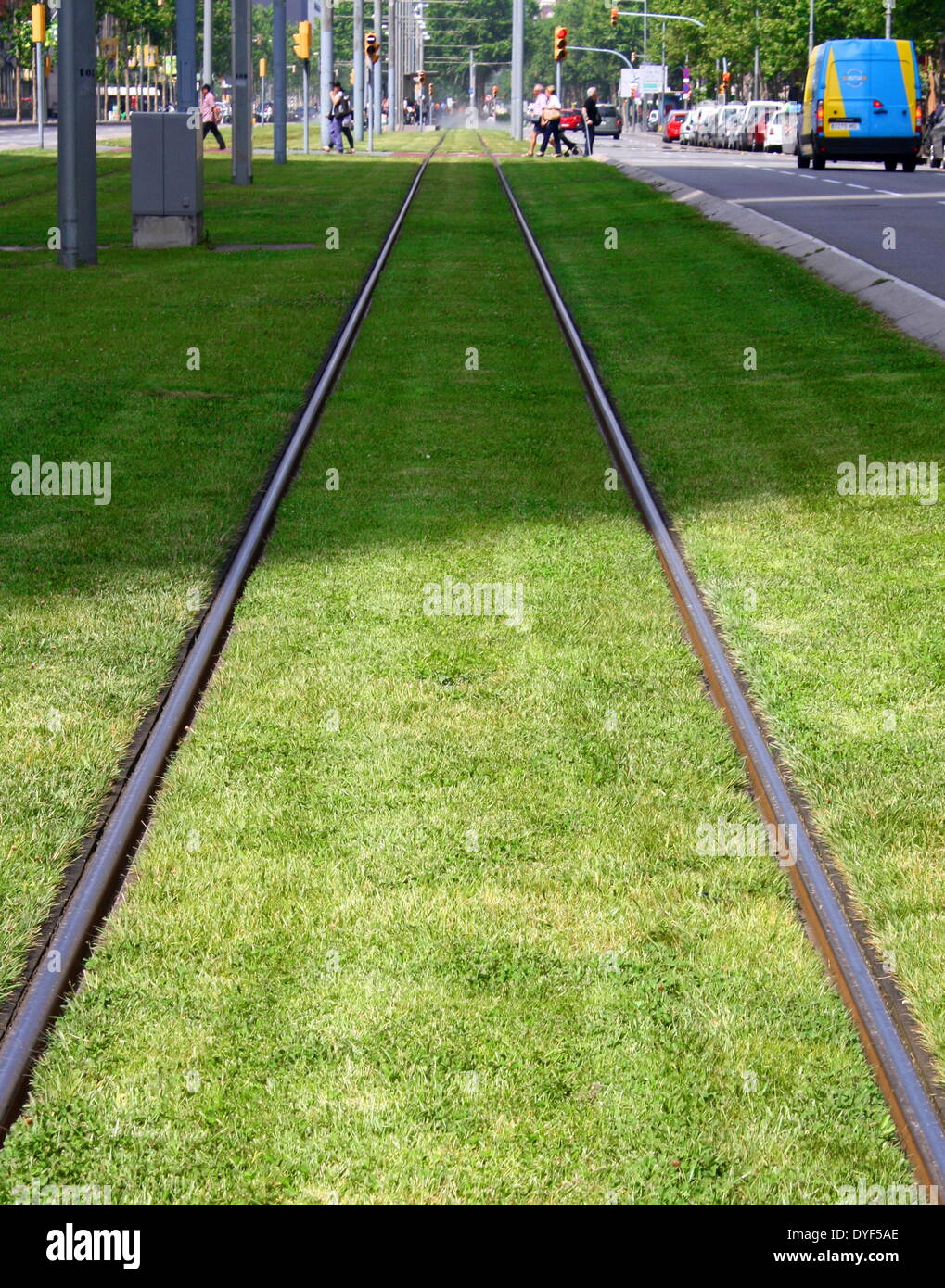 Straßenbahnschienen entlang der Straße. Stockfoto