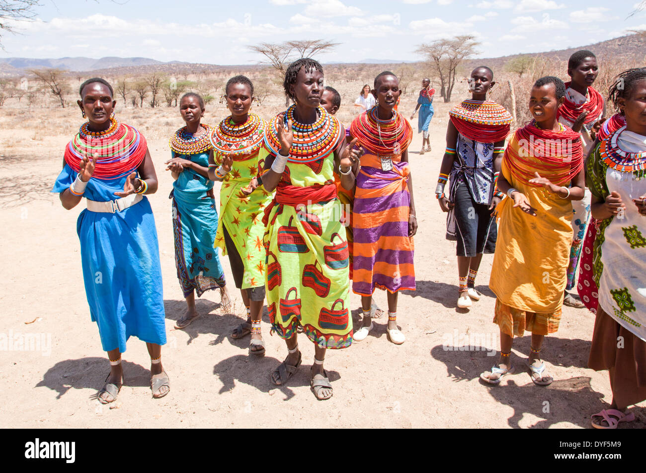 Mitglieder des Stammes Samburu in einen traditionellen Tanz, Kenia Stockfoto
