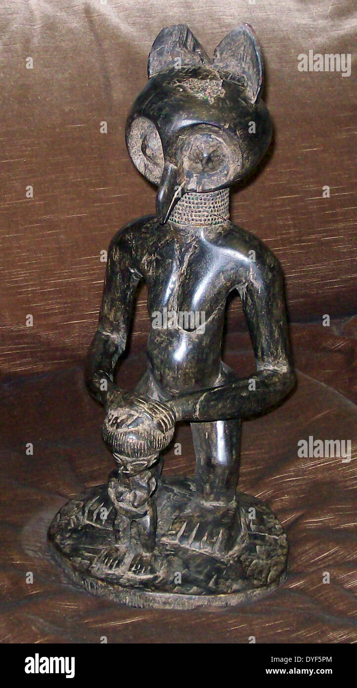 Tribal art: Eule - vorangegangene Abbildung zum Schutz eines kleinen Kindes. Holzschnitzerei, Chokwe Stamm, Angola, Afrika. Die Eule als Symbol der Weisheit. Stockfoto