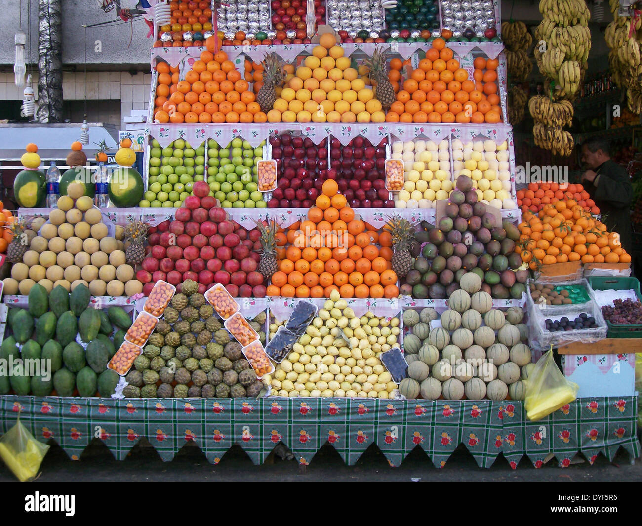 Obst Stall, Scharm El-Scheich, Ägypten, 2009. Die bildende Kunst Obst auf einem Marktstand anzeigen. Stockfoto