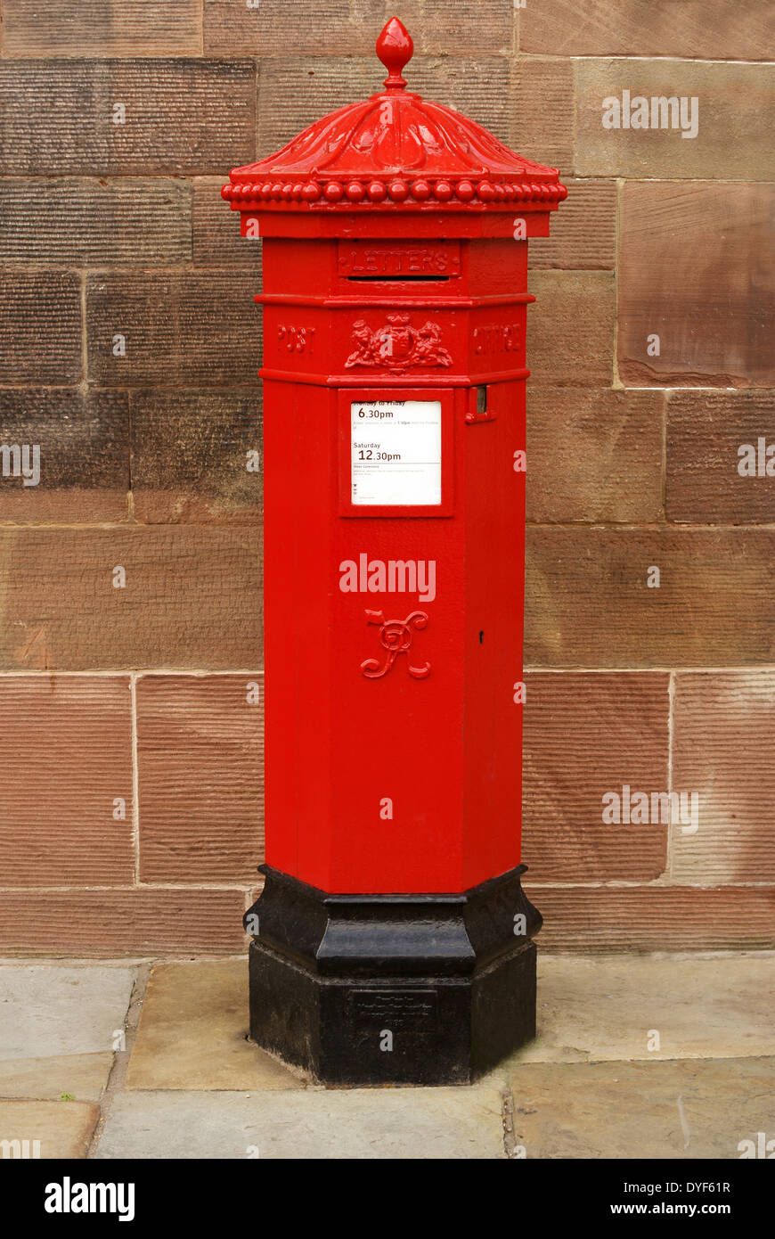 Britische viktorianischen Stil Gusseisen Briefkasten für den Versand von Briefen Stockfoto