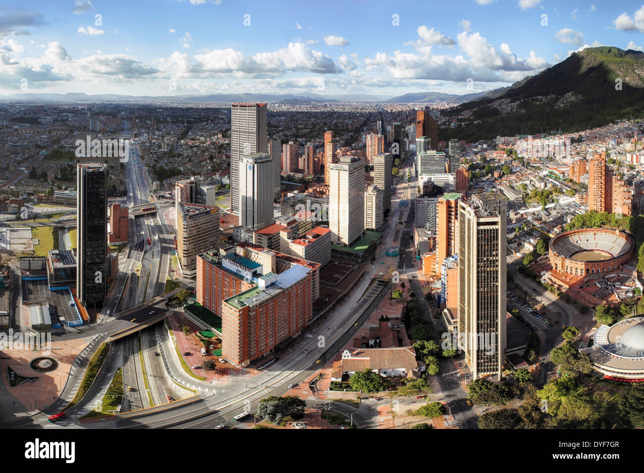 Panoramablick Von Bogota Der Hauptstadt Kolumbiens Luftbild Von Der Avenida Carrera Septima Und Avendia El Dorado Stockfotografie Alamy