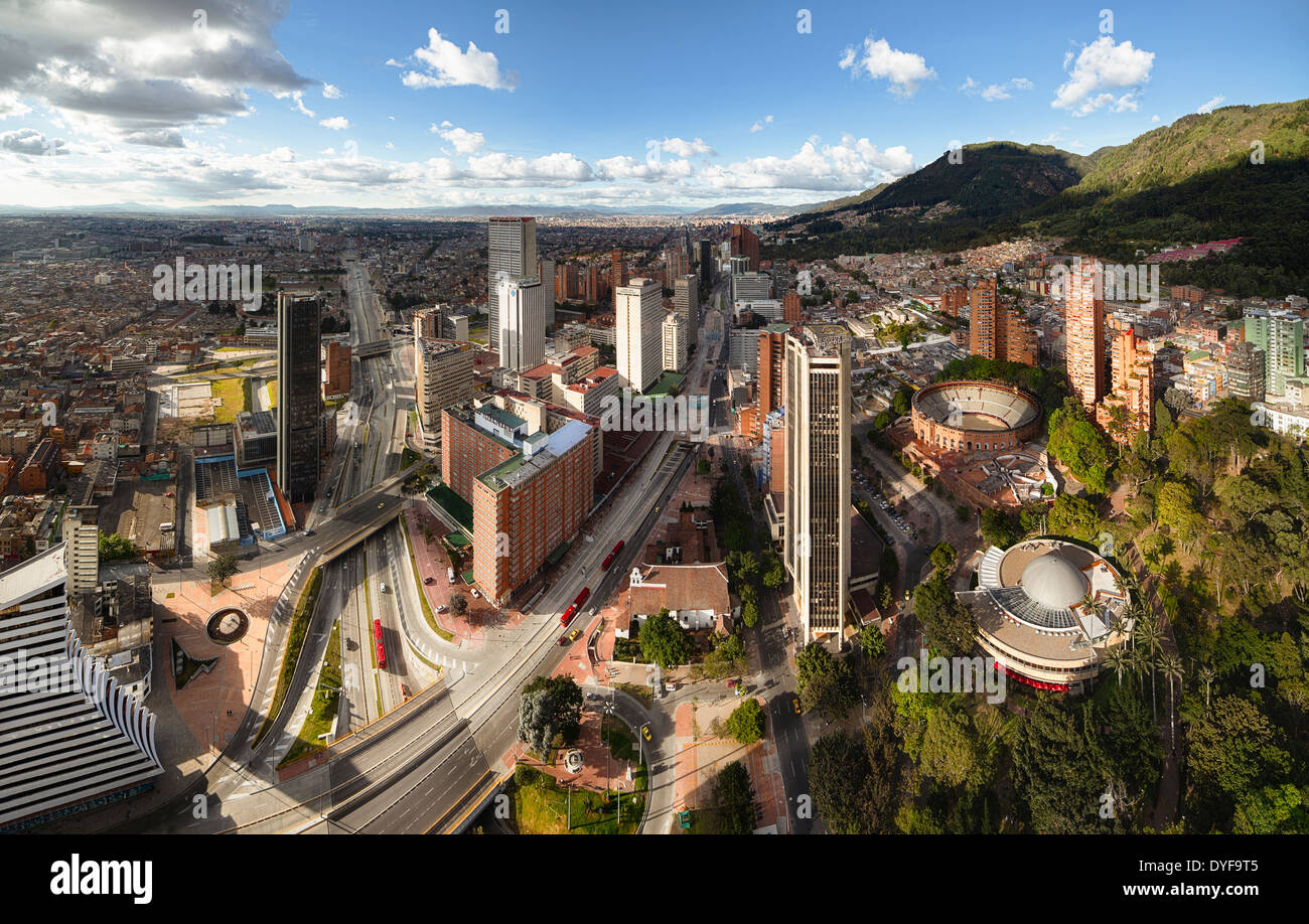 Panoramablick von Bogota, der Hauptstadt Kolumbiens. Luftaufnahme der Avenida Carrera Septima und der Stierkampfarena. Stockfoto