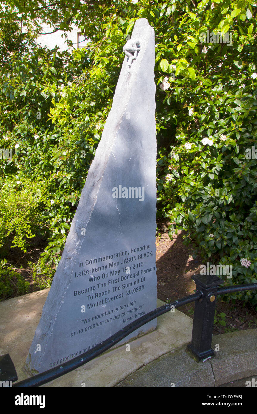 Gedenksteinskulptur zu Ehren von JASON BLACK, der als erster Donegal den Gipfel des Mount Everest erreichte. Stockfoto