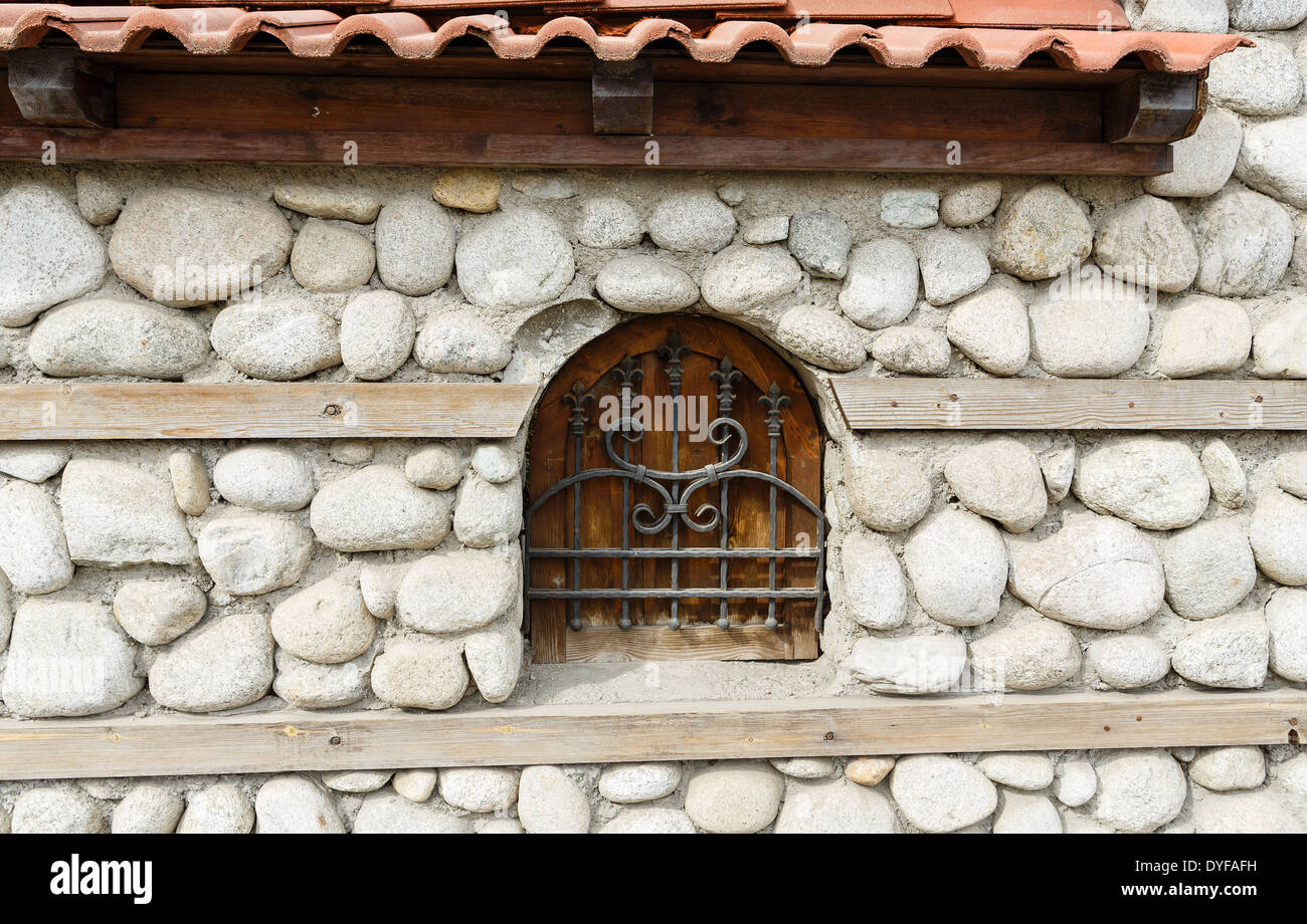 Hauswand verziert mit Steinen und Holzplatten Stockfoto