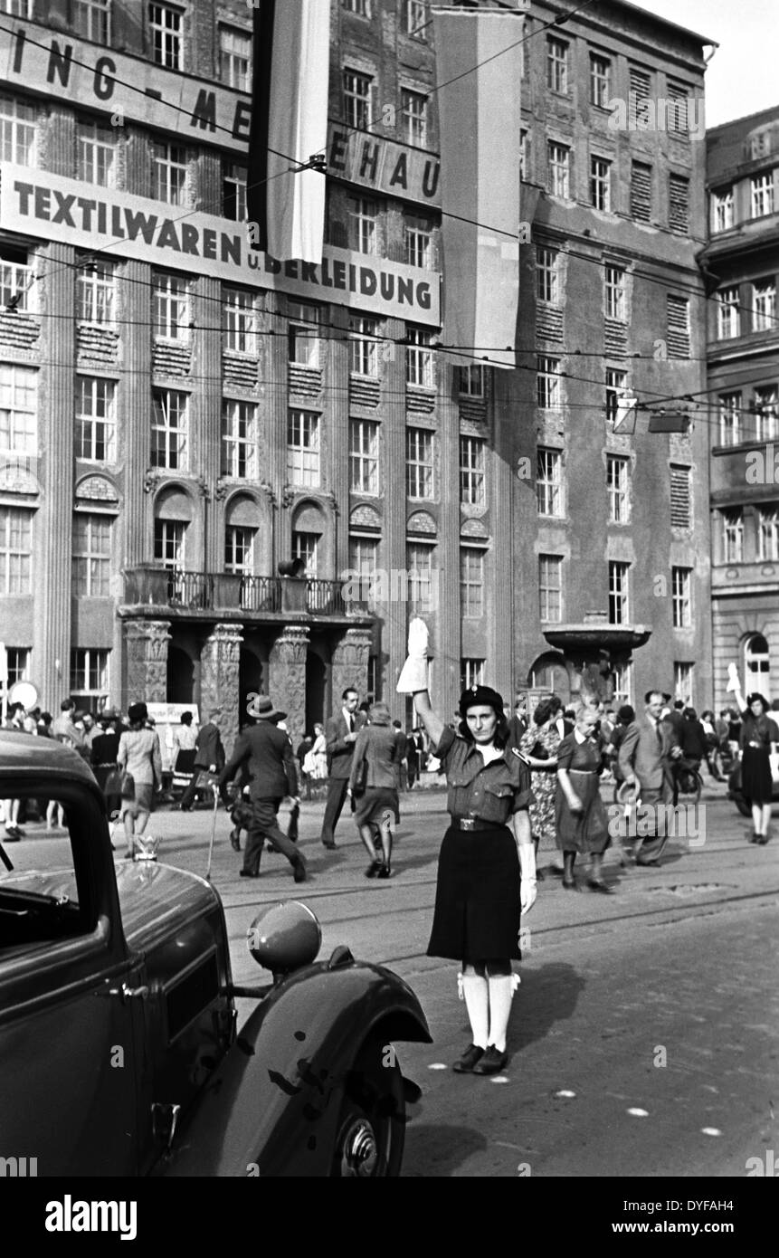 Ein Polizist regelt den Verkehr als eine Menge von Menschen besuchen die Herbst Expo im Ring-Messehaus Convention Center auf dem Troendlinring in Leipzig, Deutschland, 1948. Foto: Zbarchiv - NO-Draht-SERVICE Stockfoto