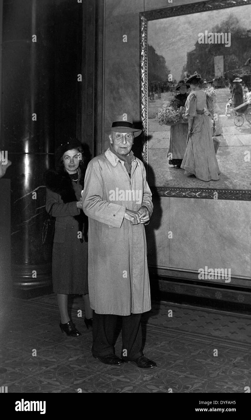 Direktor Ludwig Justi besucht die teilweise Wiederaufnahme der alten Nationalgalerie nach dem Wiederaufbau nach dem zweiten Weltkrieg in Berlin, Deutschland, 1949 zerstört wurde. Foto: Zbarchiv - NO-Draht-SERVICE Stockfoto