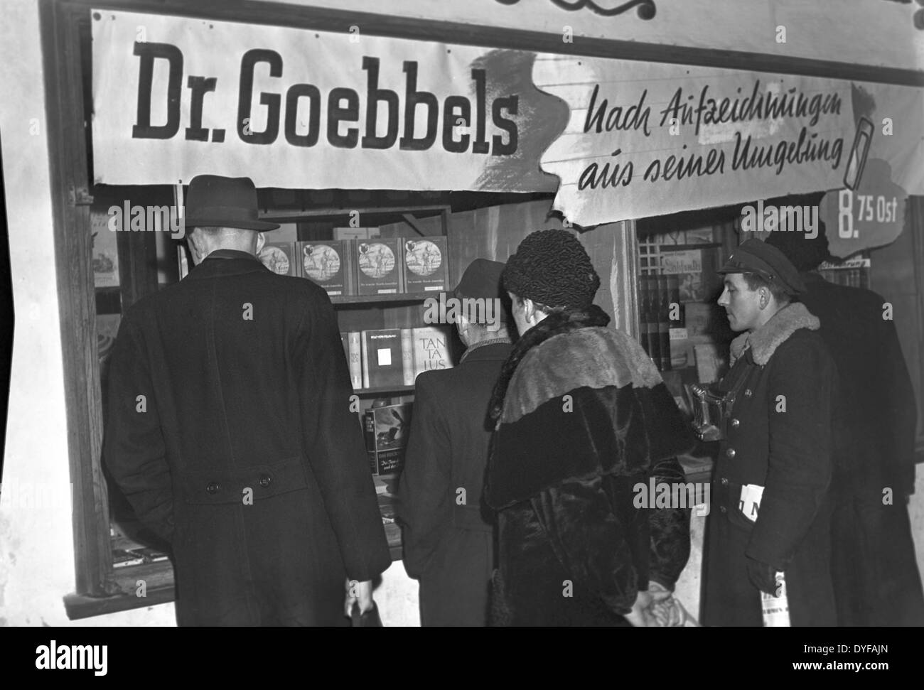 Passanten auf einer Buchhandlung Display schauen, wo ein Exemplar des Buches "Dr. Goebbels. Nach Aufzeichnungen aus Seiner Umgebung "(beleuchtet: Dr. Goebbels, nach Aufzeichnungen von seiner Umgebung) in Berlin, Deutschland, 1949. Foto: Zbarchiv - NO-Draht-SERVICE Stockfoto