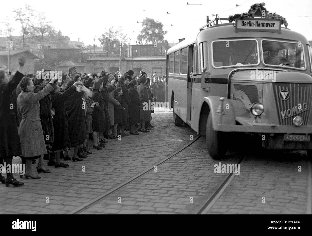 Berliner Welle als der erste interzone Bus nach Ende der Berlin-Blockade am 12. Mai 1949 auf der interzone Autobahn nach Hannover in Berlin, Deutschland, 12. Mai 1949 fährt. Foto: Zbarchiv - NO-Draht-SERVICE Stockfoto