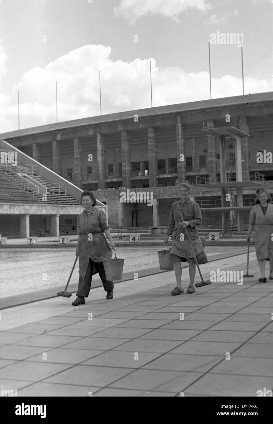 Das Olympiastadion ist von einem Trupp der Reiniger in Berlin, Deutschland, 1949 gereinigt. Foto: Zbarchiv - NO-Draht-SERVICE Stockfoto