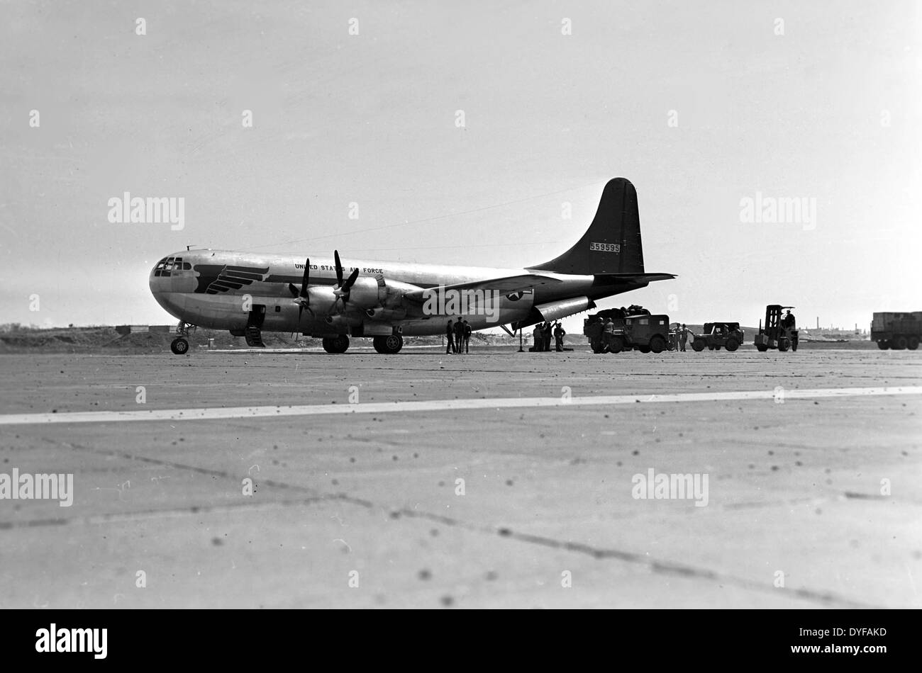 Eine Boeing b-29 Superfortress, ein Langstrecken-Bomber von der US Air Force auf dem Flughafen Tempelhof in Berlin, Deutschland, 1949. Die größten und leistungsfähige Bomber aus dem zweiten Weltkrieg diente auch im August 1945 die Atombomben auf Hiroshima und Nagasaki fallen. Foto: Zbarchiv - NO-Draht-SERVICE Stockfoto