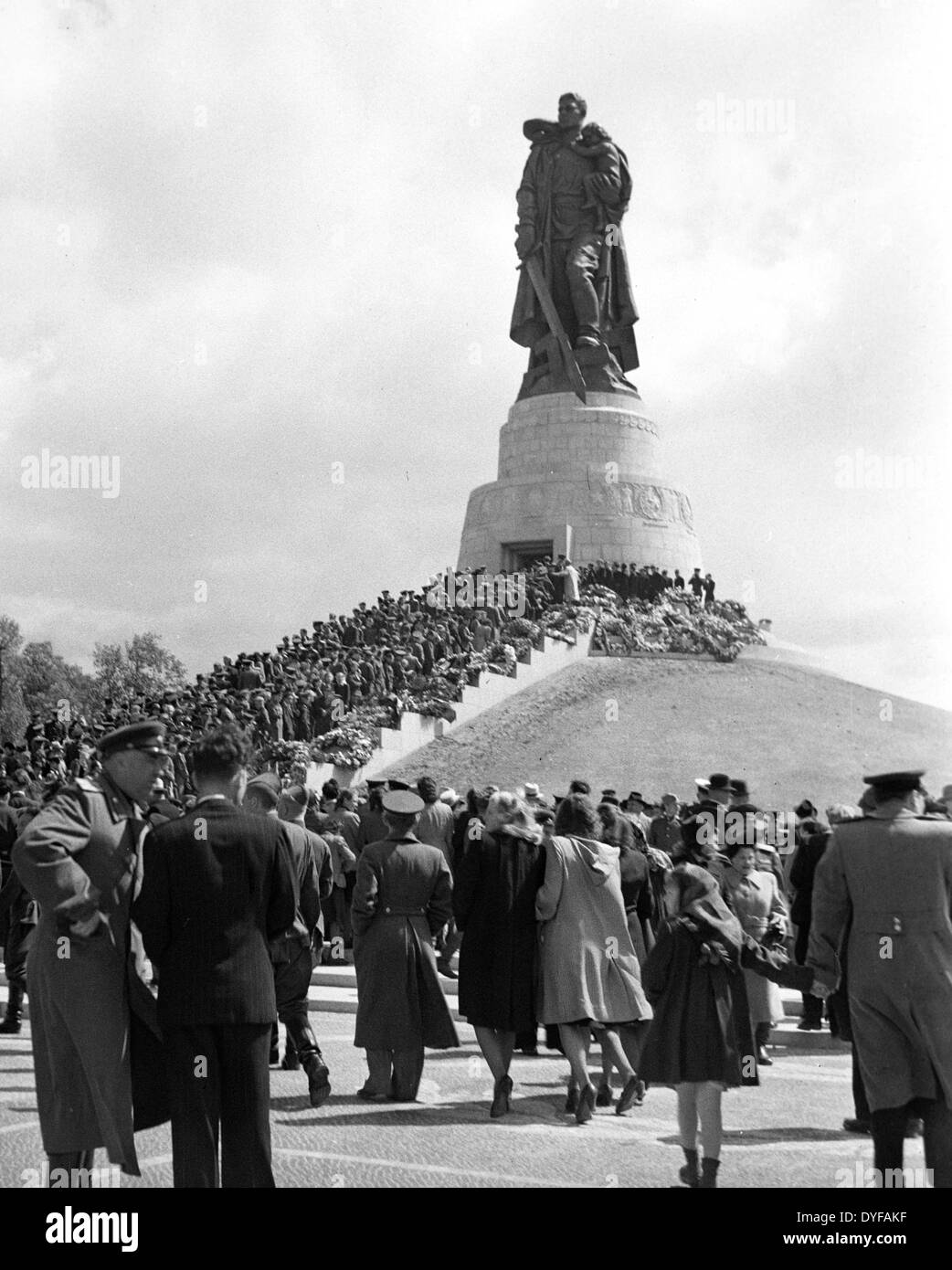 Angehörige der Roten Armee an der Eröffnung des sowjetischen Denkmals im Treptower Park in der SBZ in Berlin, Deutschland, 8. Mai 1949 teilnehmen. Foto: Zbarchiv - NO-Draht-SERVICE Stockfoto