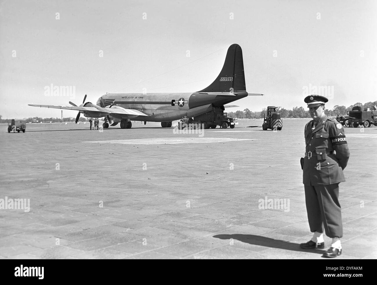 Eine Boeing b-29 Superfortress, ein Langstrecken-Bomber von der US Air Force auf dem Flughafen Tempelhof in Berlin, Deutschland, 1949. Die größten und leistungsfähige Bomber aus dem zweiten Weltkrieg diente auch im August 1945 die Atombomben auf Hiroshima und Nagasaki fallen. Foto: Zbarchiv - NO-Draht-SERVICE Stockfoto