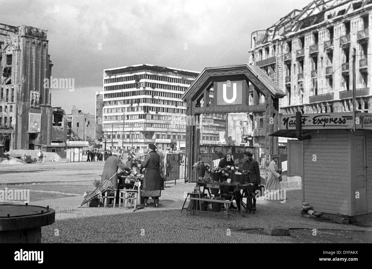 A Straßenszene am Potsdamer Platz in Berlin, Deutschland, 1948. Foto: Zbarchiv - NO-Draht-SERVICE Stockfoto