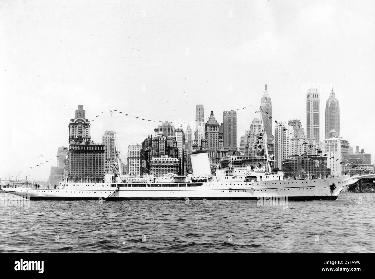 Die Luxusyacht von Adolf Hitler mit dem Namen „Grille“ liegt vor dem Anker von Manhatten in New York, USA, um 1949. Der libanesische Geschäftsmann George Adria kaufte das Schiff für 4 Millionen Dollar aus den britischen Kriegsbeständen und benutzte es für Kreuzfahrten auf dem Mittelmeer. Es wurde 1951 in den USA aufgelöst. Fotoarchiv für Zeitgeschichte Stockfoto