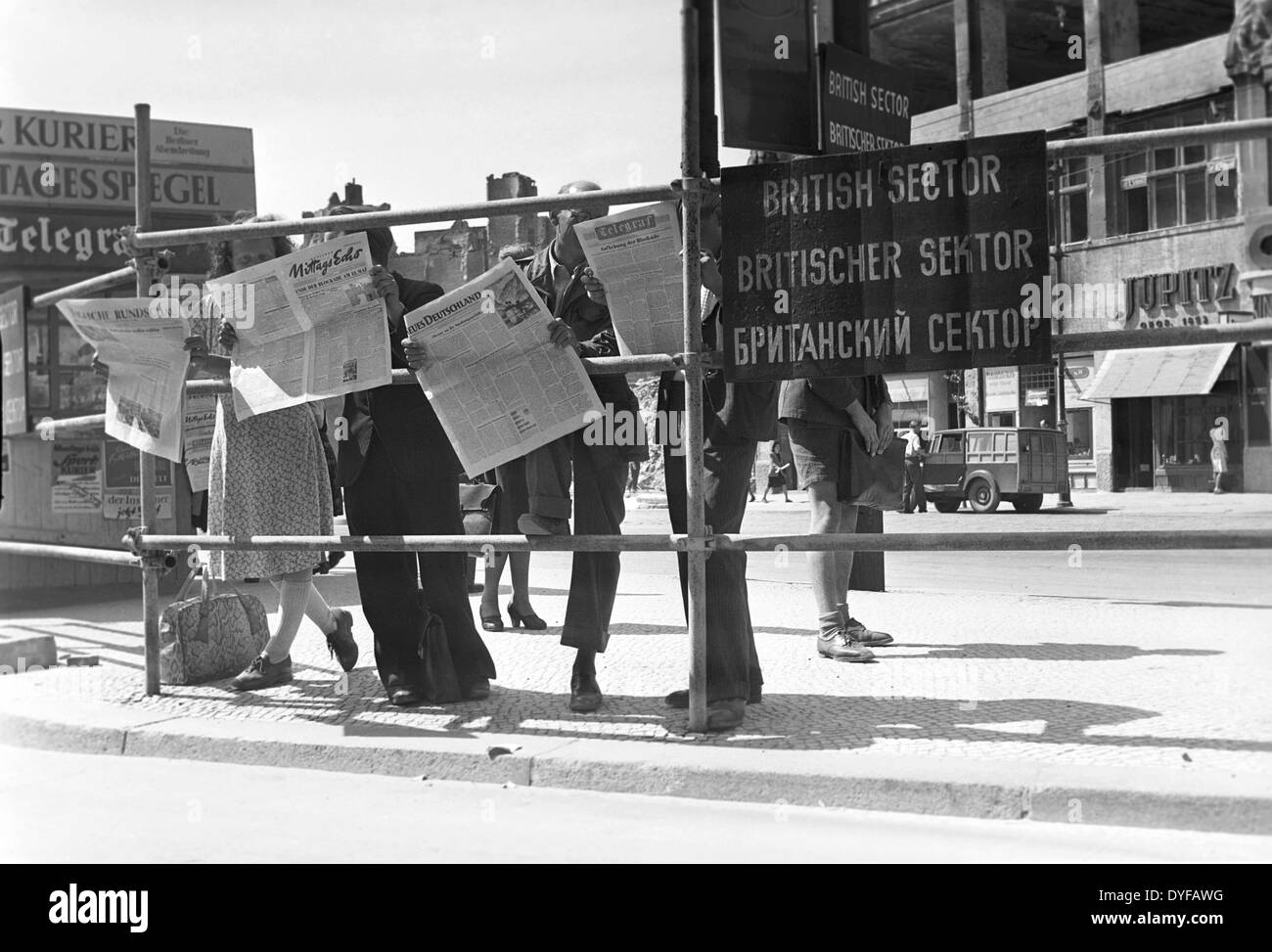 Ende der Berlin-Blockade - West-Berliner Bürger lesen über die angekündigte Aufhebung der Berlin-Blockade in der daily News, an der Grenze zwischen der britischen und sowjetischen Sektor am Potsdamer Platz. Stockfoto