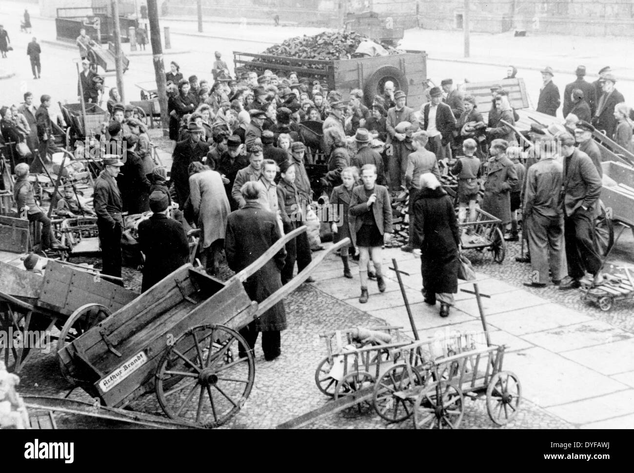 Im HO-Kohlevertriebszentrum an der Ecke Chausseestraße und Woehlerstraße in Berlin um 1950 wartet eine Menge auf HO-Marken. Fotoarchiv für Zeitgeschichtee - KEIN KABELDIENST Stockfoto