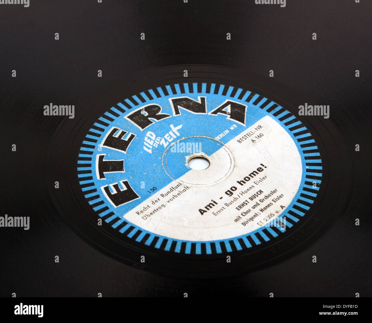 Ein Datensatz ausgestellt von Plattenfirma "Eterna/Lied der Zeit" des Liedes "(Amerikaner) - Ami go home!" von Ernst Busch und Hanns Eisler 1952, Ort unbekannt. Foto: Guenter Hoehne - kein Draht-SERVICE Stockfoto