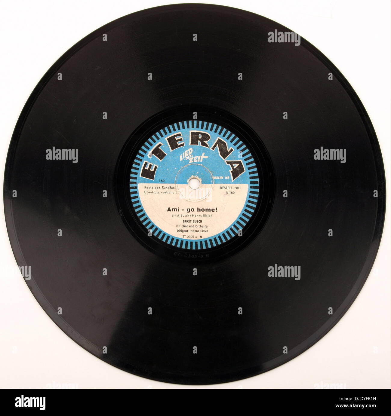 Ein Datensatz ausgestellt von Plattenfirma "Eterna/Lied der Zeit" des Liedes "(Amerikaner) - Ami go home!" von Ernst Busch und Hanns Eisler 1952, Ort unbekannt. Foto: Guenter Hoehne - NO WIRE SERVICE pixel Stockfoto