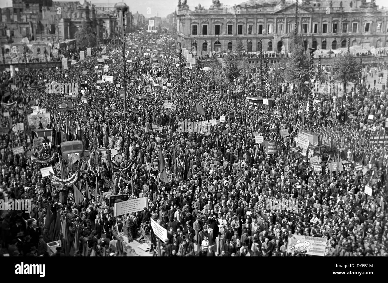Eine Demonstration durch die kostenlose DGB auf Unter Den Linden in der SBZ mit dem Zeughaus im rechten Hintergrund in Berlin, Deutschland, 1. Mai 1949. Foto: Zbarchiv - NO-Draht-SERVICE Stockfoto