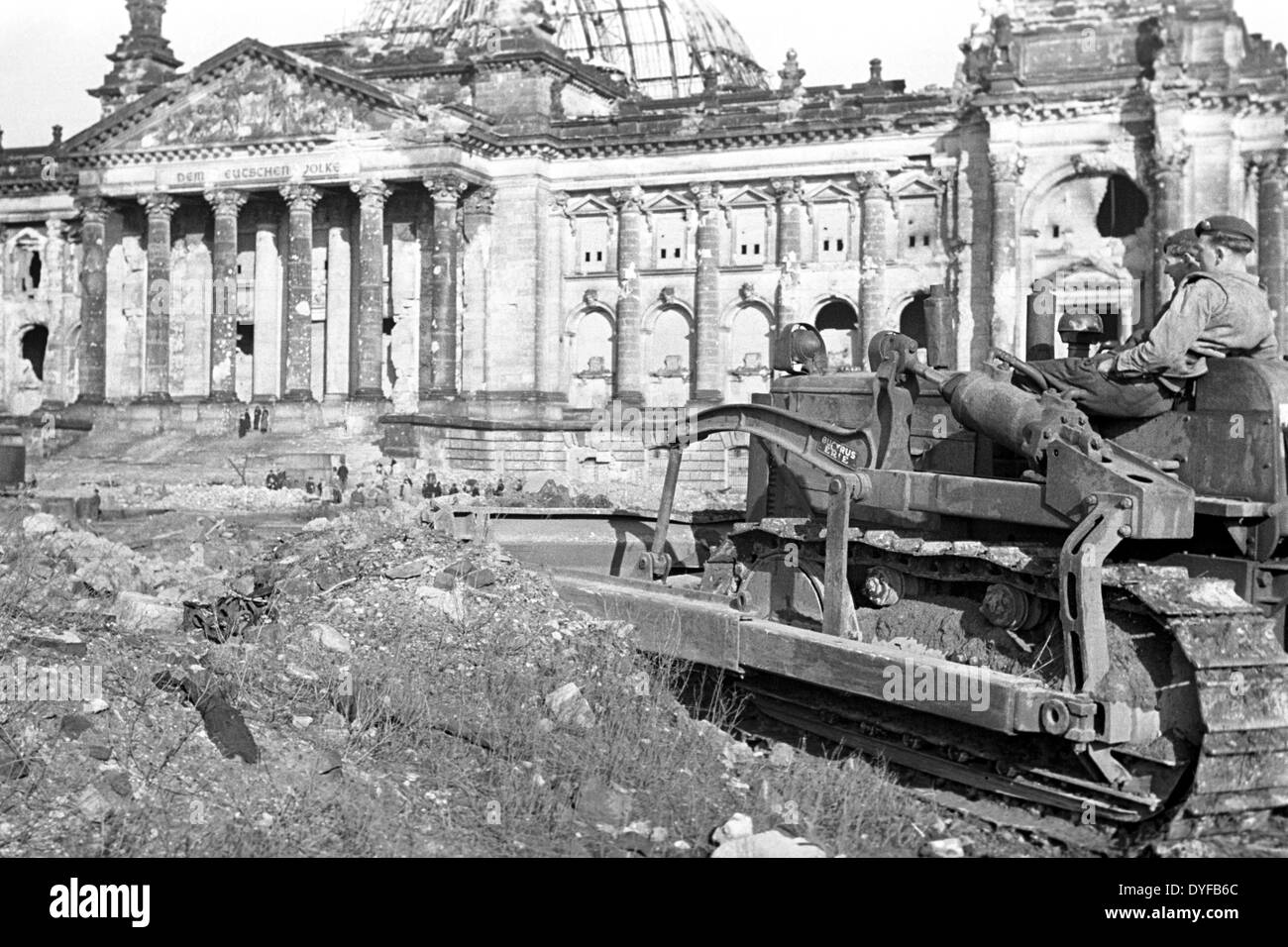 Britische Soldaten unterstützen die Berliner Bevölkerung löschen den Trümmern am Platz der Republik vor dem Reichtages Gebäude, die während des zweiten Weltkriegs in Berlin, im Jahr 1948 abgebildet schwer beschädigt wurde. Stockfoto