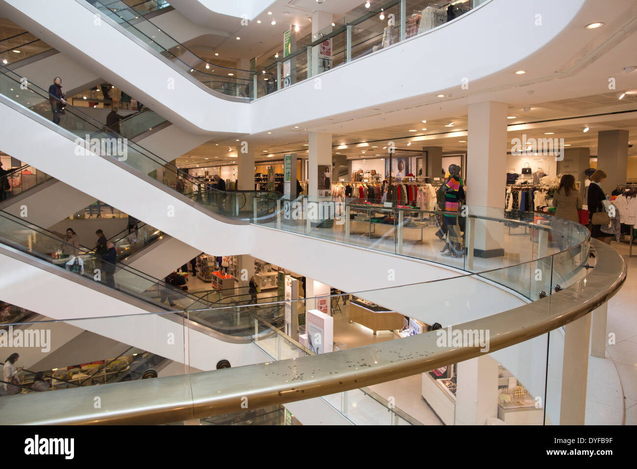 Die wichtigsten Rolltreppen im Kaufhaus Peter Jones im Besitz von John Lewis Partnership, gelegen am Sloane Square in Chelsea London UK Stockfoto