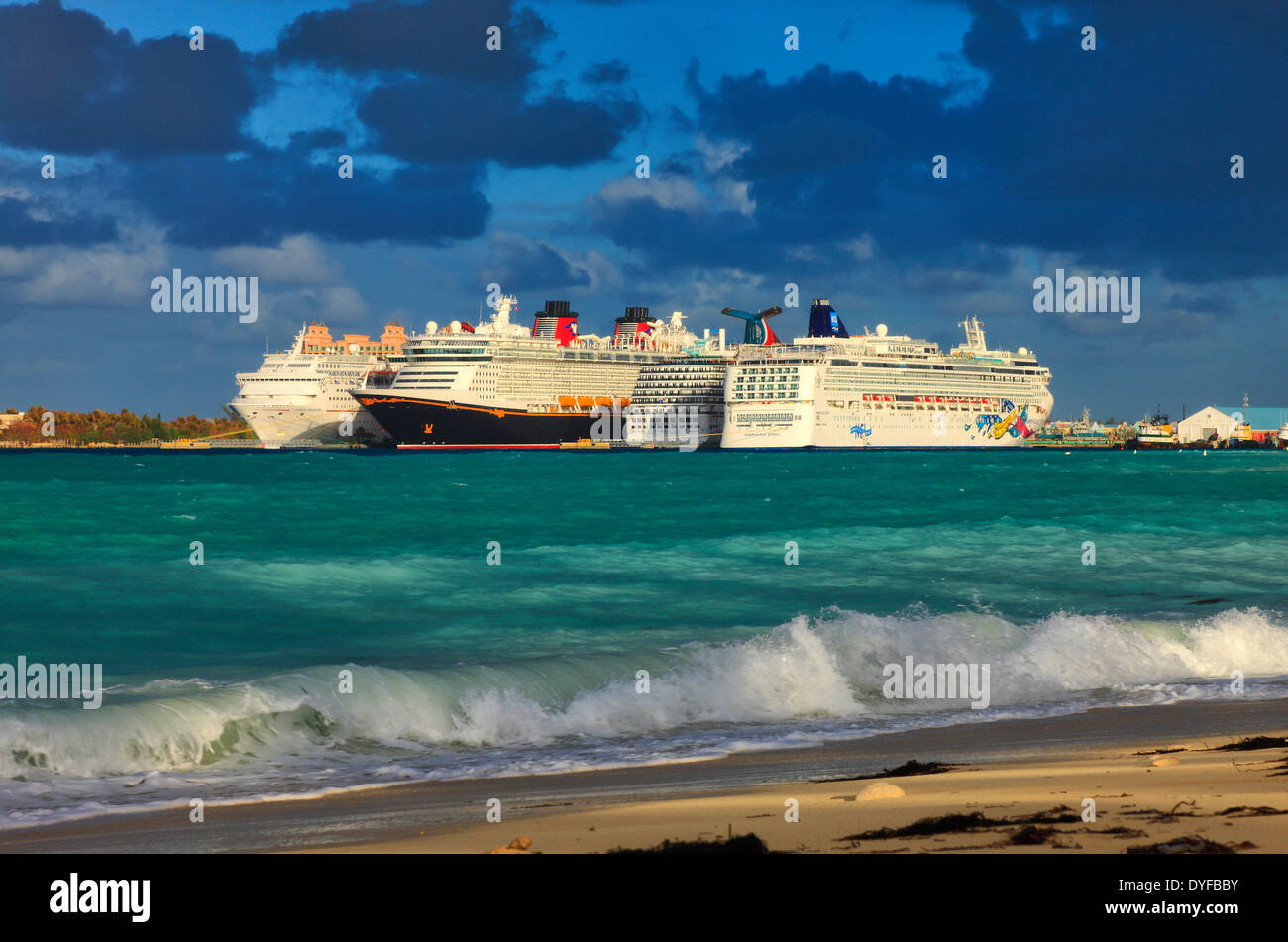 Cruise Line Schiffe im Hafen Nassau. Stockfoto