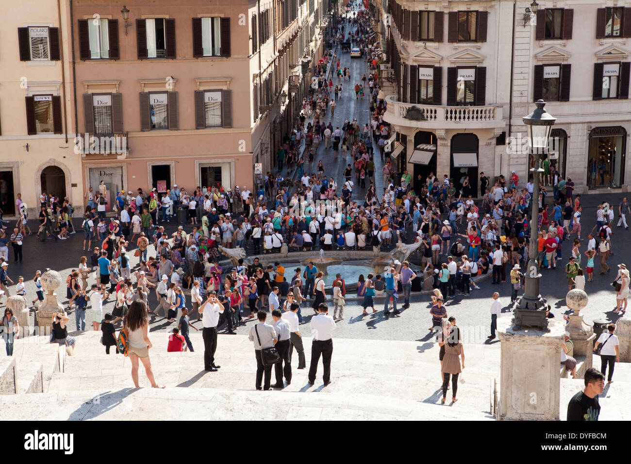 Eine große Zahl von Touristen Masse um die Unterseite der Spanischen Treppe in Rom Stockfoto