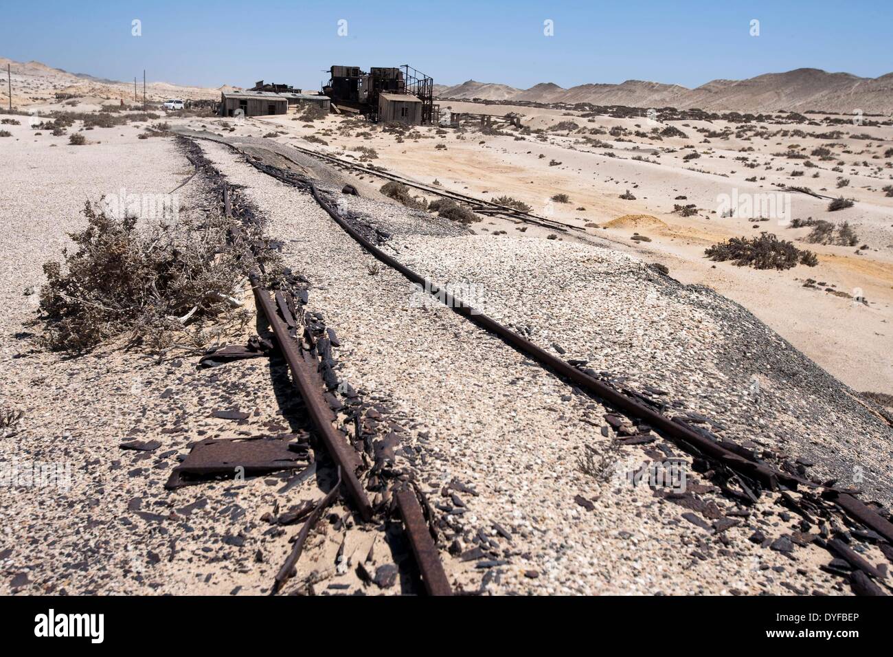 Lüderitz, Namibia. 12. Januar 2011. Gleisanlagen der Reste der Diamantenabbau in ehemaligen deutschen Siedlung Pomona in Diamond Area 1 südlich von Lüderitz, Namibia, 12. Januar 2011. Der Sand der Wüste erstreckt sich mehr und mehr das Vermächtnis der menschlichen Tätigkeit auf dem Gebiet. Foto: Tom Schulze - NO WIRE SERVICE – / Dpa/Alamy Live News Stockfoto