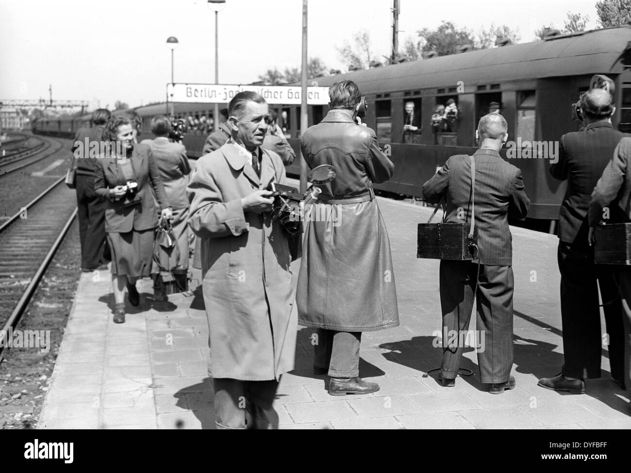 Nach der Aufhebung der Berlin-Blockade am 12. Mai 1949, aufzeichnen Fotografen und Kameraleute die Abfahrt des ersten Interzonenturnier Zuges FD 112 nach Köln und Berlin Zoologischer Garten Bahnhof, am selben Tag. Stockfoto