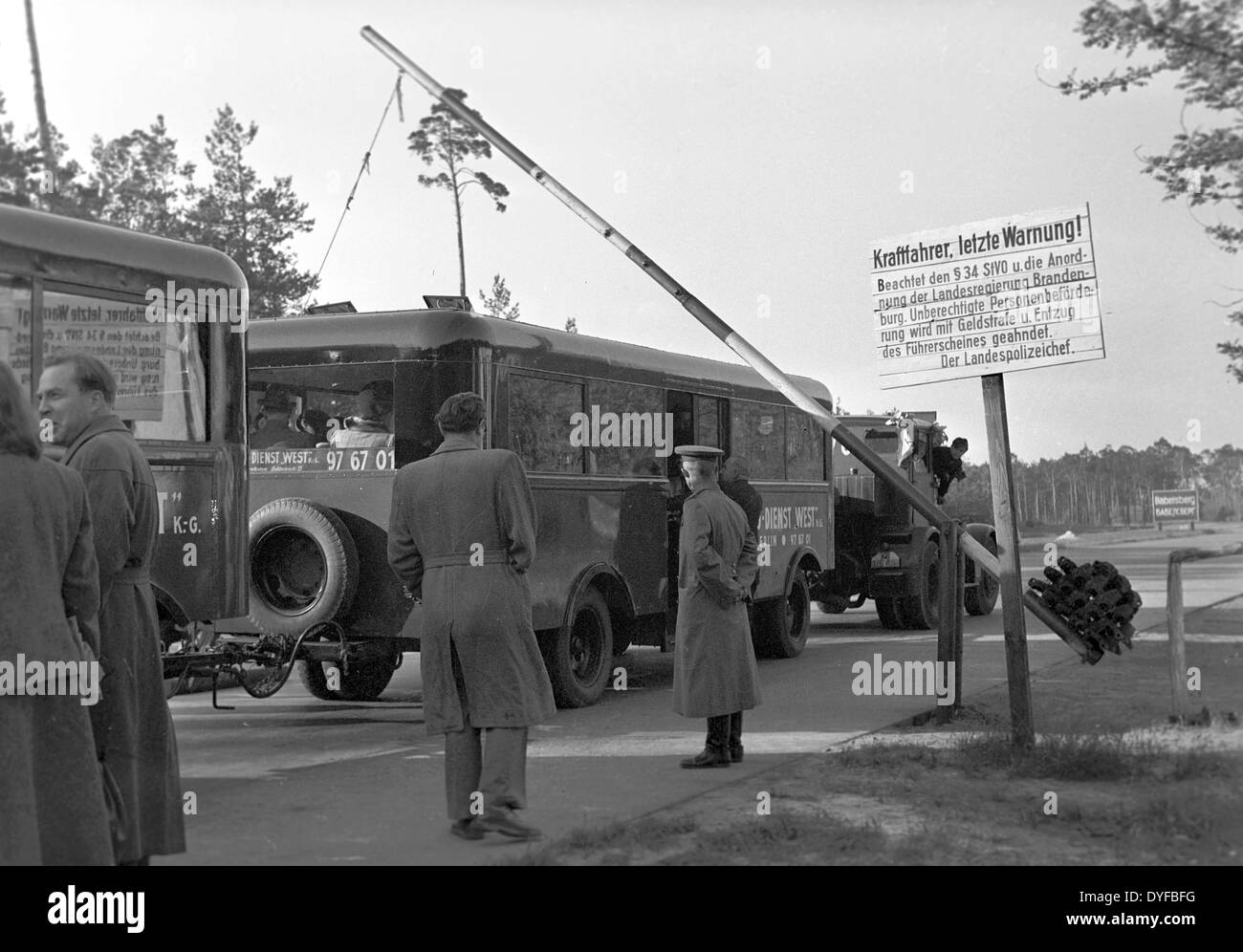Nach der Aufhebung der Berlin-Blockade am 12. Mai 1949, kreuzt die erste Interzonenturnier Bus die sowjetische Prüfpunkt Richtung West-Berlin, von Berlin nach Hannover, am selben Tag. Stockfoto