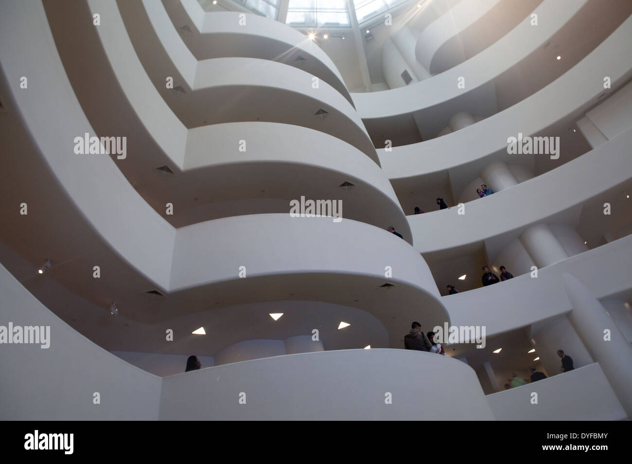 Das Interieur des New Yorker Guggenheim Museum von Frank Lloyd Wright entworfen wurde Stockfoto
