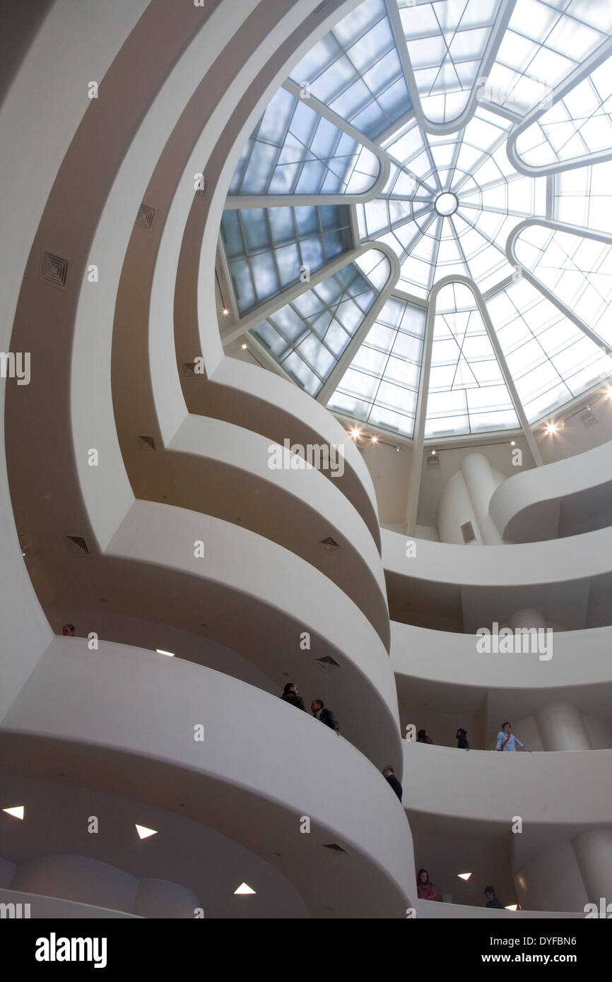 Das Interieur des New Yorker Guggenheim Museum von Frank Lloyd Wright entworfen wurde Stockfoto