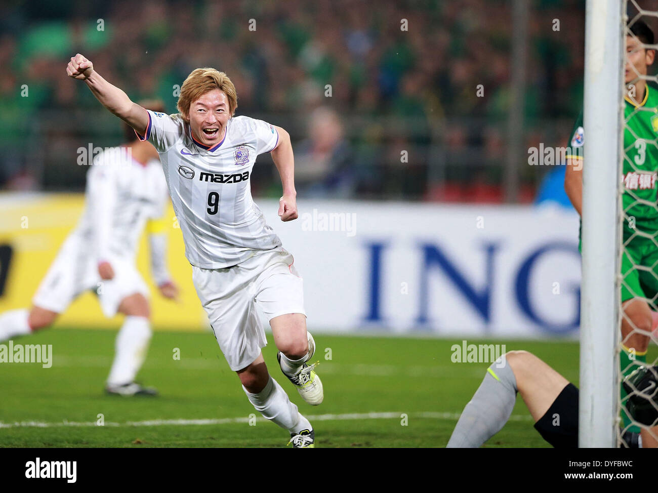 Peking, China. 16. April 2014. Ishihara Naoki Japans Sanfrecce Hiroshima feiert scoring während das Gruppenspiel der AFC Champions League gegen Chinas Beijing Guoan, in Peking, China, 16. April 2014. Das Spiel endete mit 2: 2. © Li Ming/Xinhua/Alamy Live-Nachrichten Stockfoto