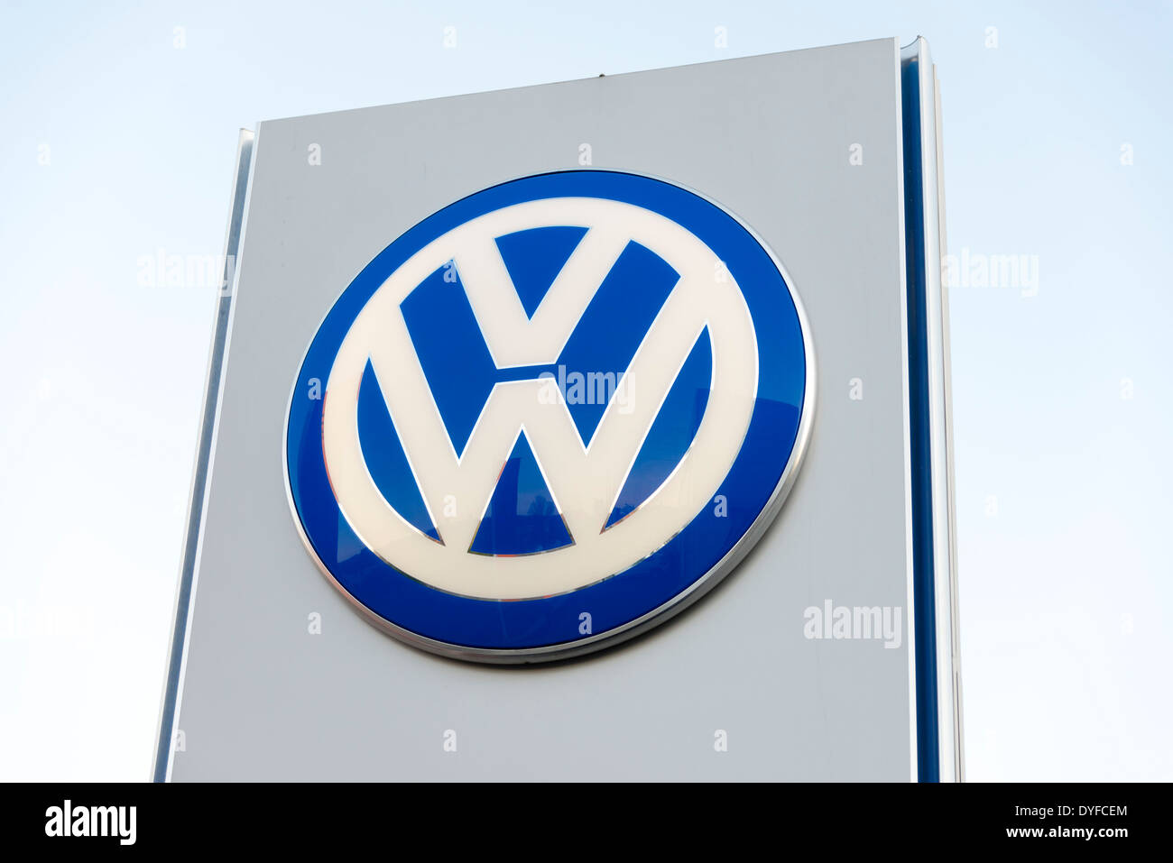 VW Zeichen in einer Garage, UK. Stockfoto