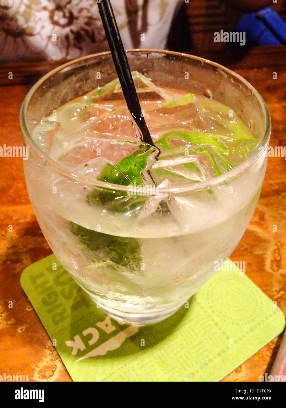 Gin Tonic mit Limette und Eis Stockfoto