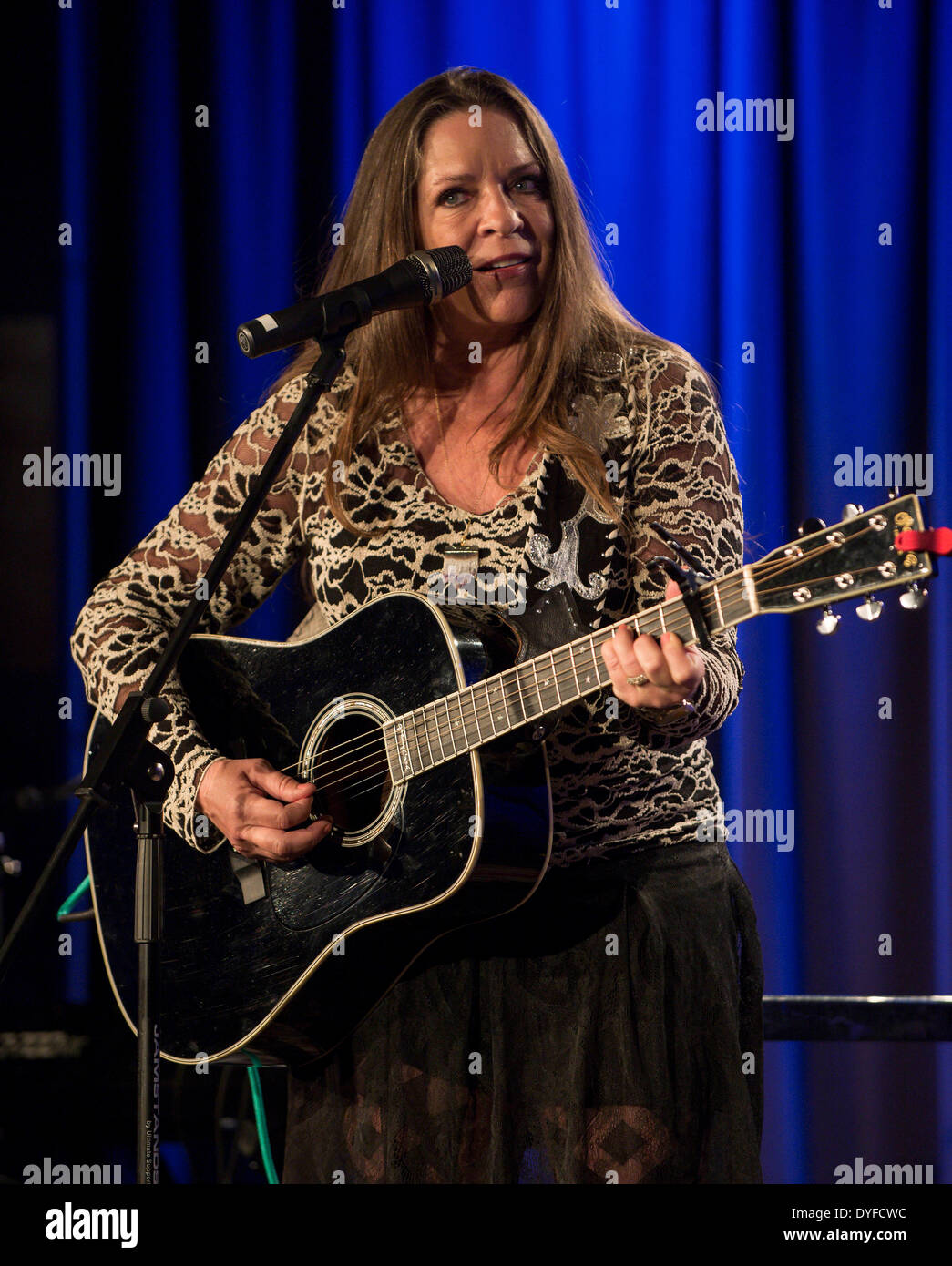 Los Angeles, Kalifornien, USA. 15. April 2014. CARLENE CARTER, Tochter von June Carter Cash, führt Songs aus "Carter Girl' im GRAMMY Museum. Eine persönliche Hommage an ihr Wurzeln Carter Family, "Carter Girl" wurde produziert von Don Was und Features Duette mit Willie Nelson, Kris Kristofferson und Vince Gill. Brian Cahn/ZUMAPRESS.com/Alamy © Live-Nachrichten Stockfoto