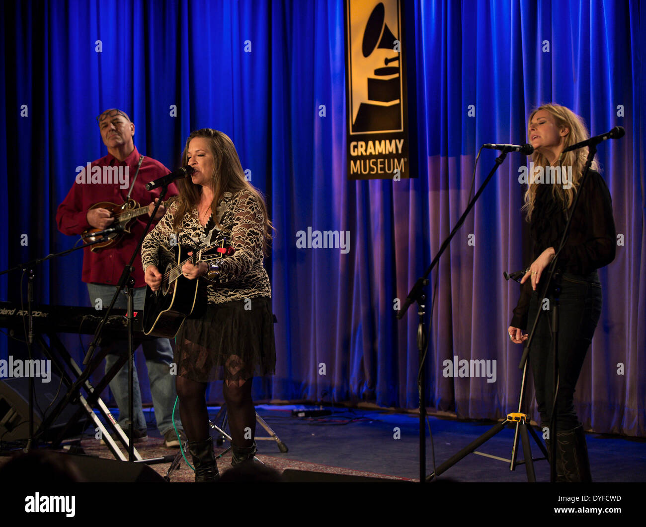 Los Angeles, Kalifornien, USA. 15. April 2014. CARLENE CARTER, Tochter von June Carter Cash, führt Songs aus "Carter Girl' im GRAMMY Museum. Eine persönliche Hommage an ihr Wurzeln Carter Family, "Carter Girl" wurde produziert von Don Was und Features Duette mit Willie Nelson, Kris Kristofferson und Vince Gill. Brian Cahn/ZUMAPRESS.com/Alamy © Live-Nachrichten Stockfoto