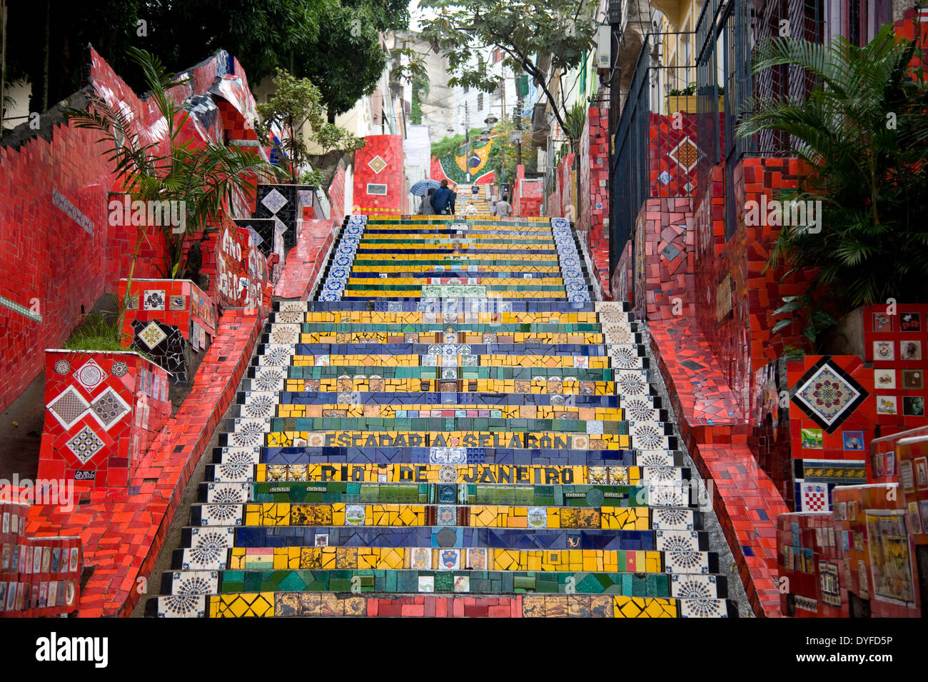 Selaron (Escadaria Selarón) mit bunten Kacheln über diese Treppe mit einem von der Favelas Stockfoto