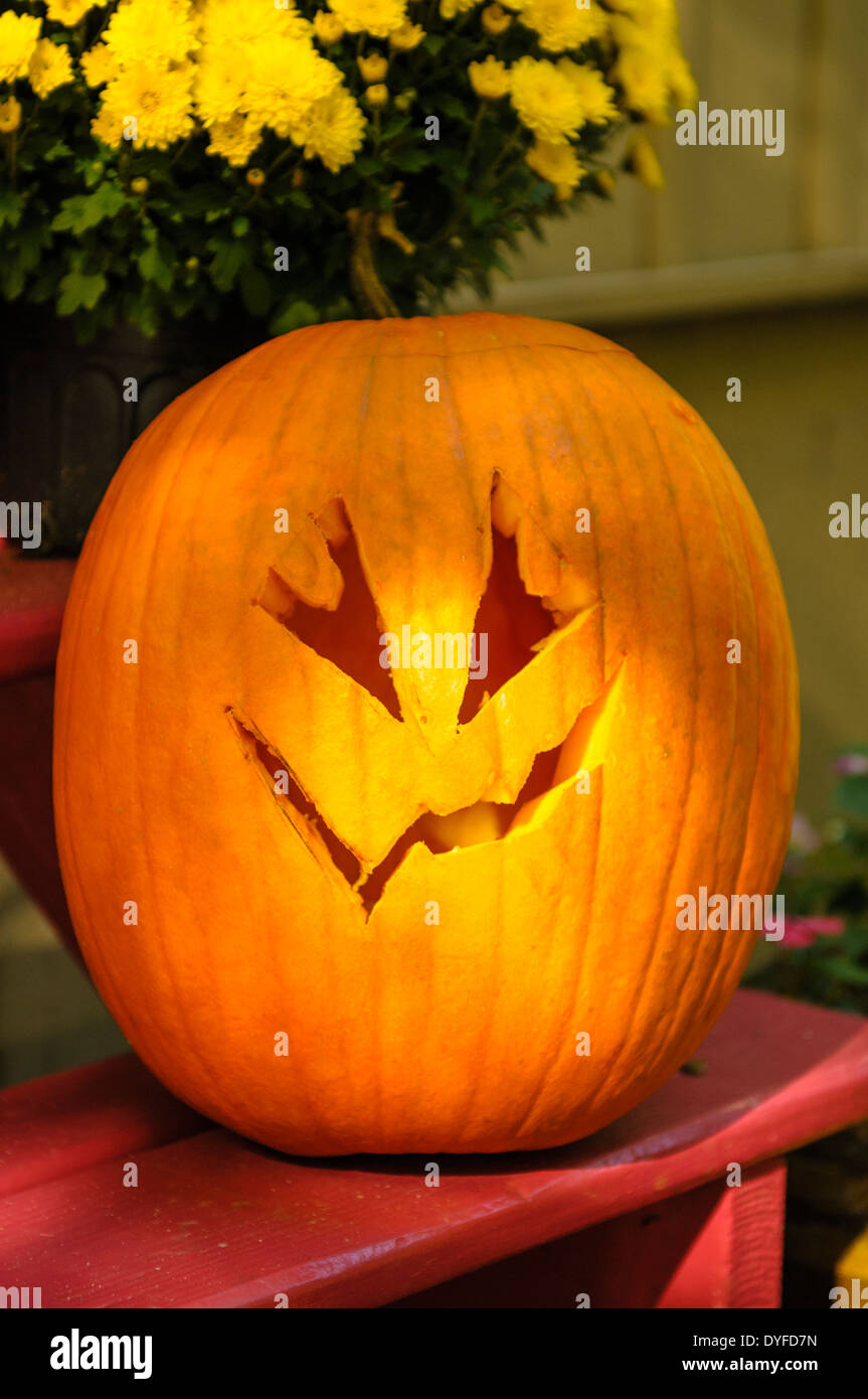 Halloween traditionelle Jack-o-Laterne, Kürbis schnitzen. Stockfoto