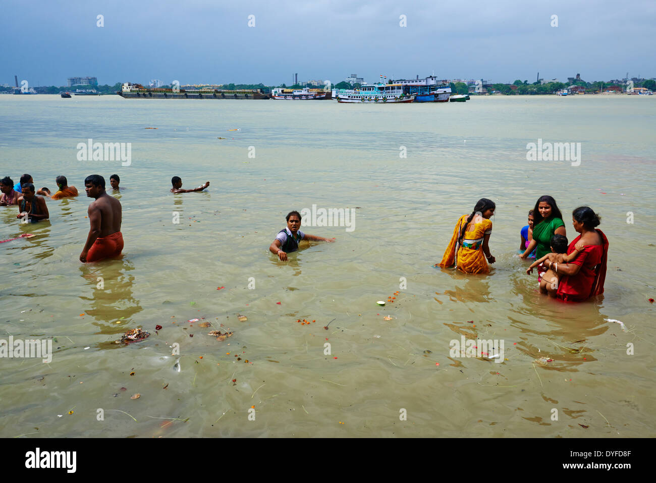 Indien, Westbengalen, Kalkutta, Calcutta, Babughat Menschen Baden in Hooghly River Stockfoto