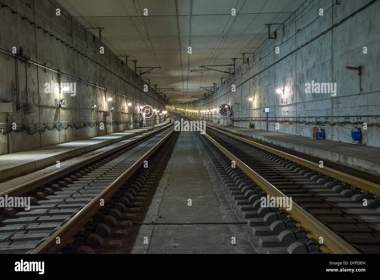 Blick auf einen Eisenbahntunnel mit zwei Gleisen in der Nähe von Frankfurt am Main, April 2014 Stockfoto