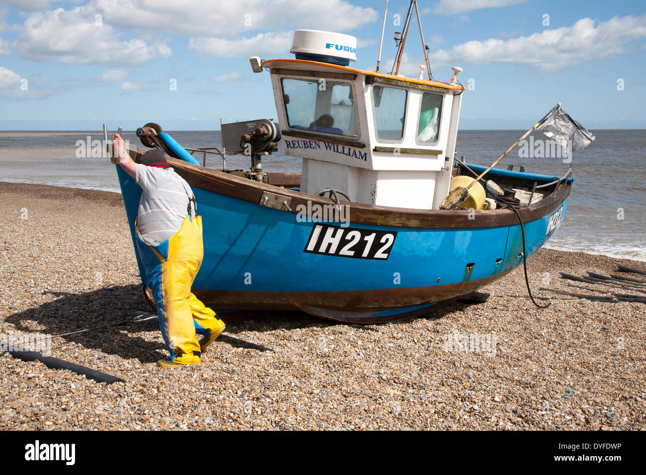 Kleine Küstenfischerei Bootsanlegers am Strand nach sechs Stunden auf dem Meer mit einem Fang von Kabeljau und Skate, Aldeburgh, Suffolk, Stockfoto