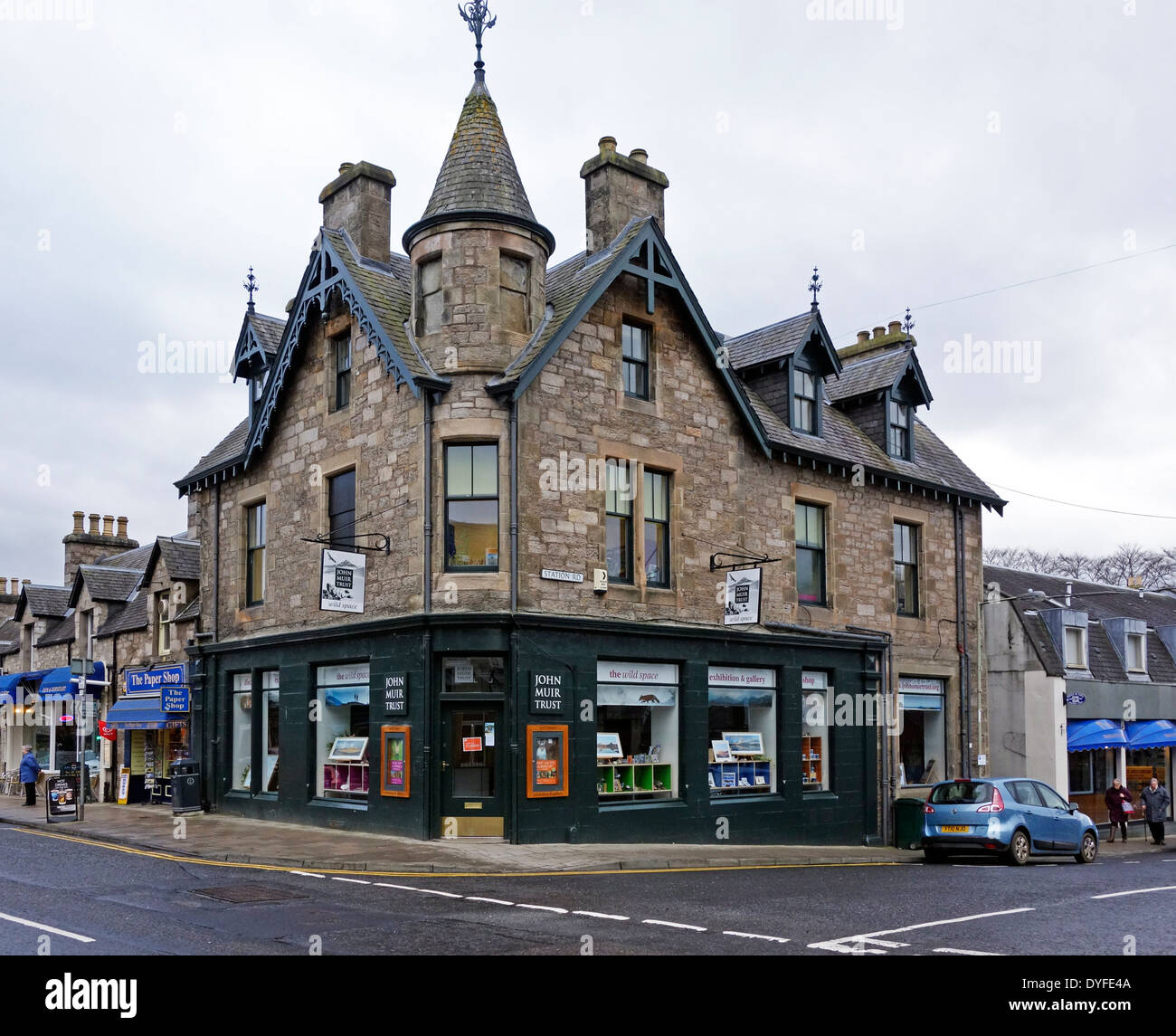 John Muir Trust Shop, Ausstellung und Galerie an der Ecke von Atholl Road & Bahnhofstraße in Pitlochry Schottland Stockfoto