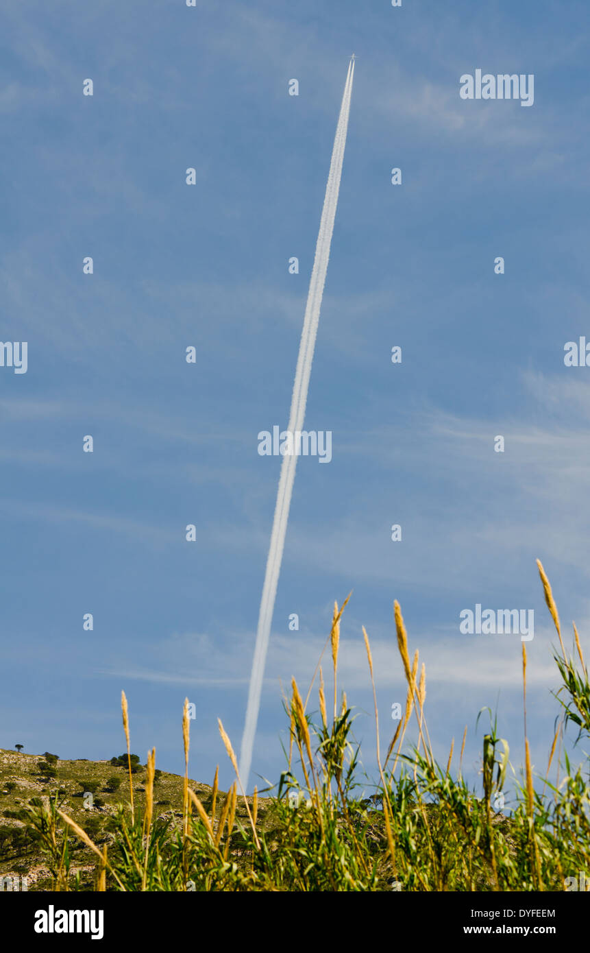 Kondensation Spur eines Flugzeugs im blauen Himmel. Spanien. Stockfoto